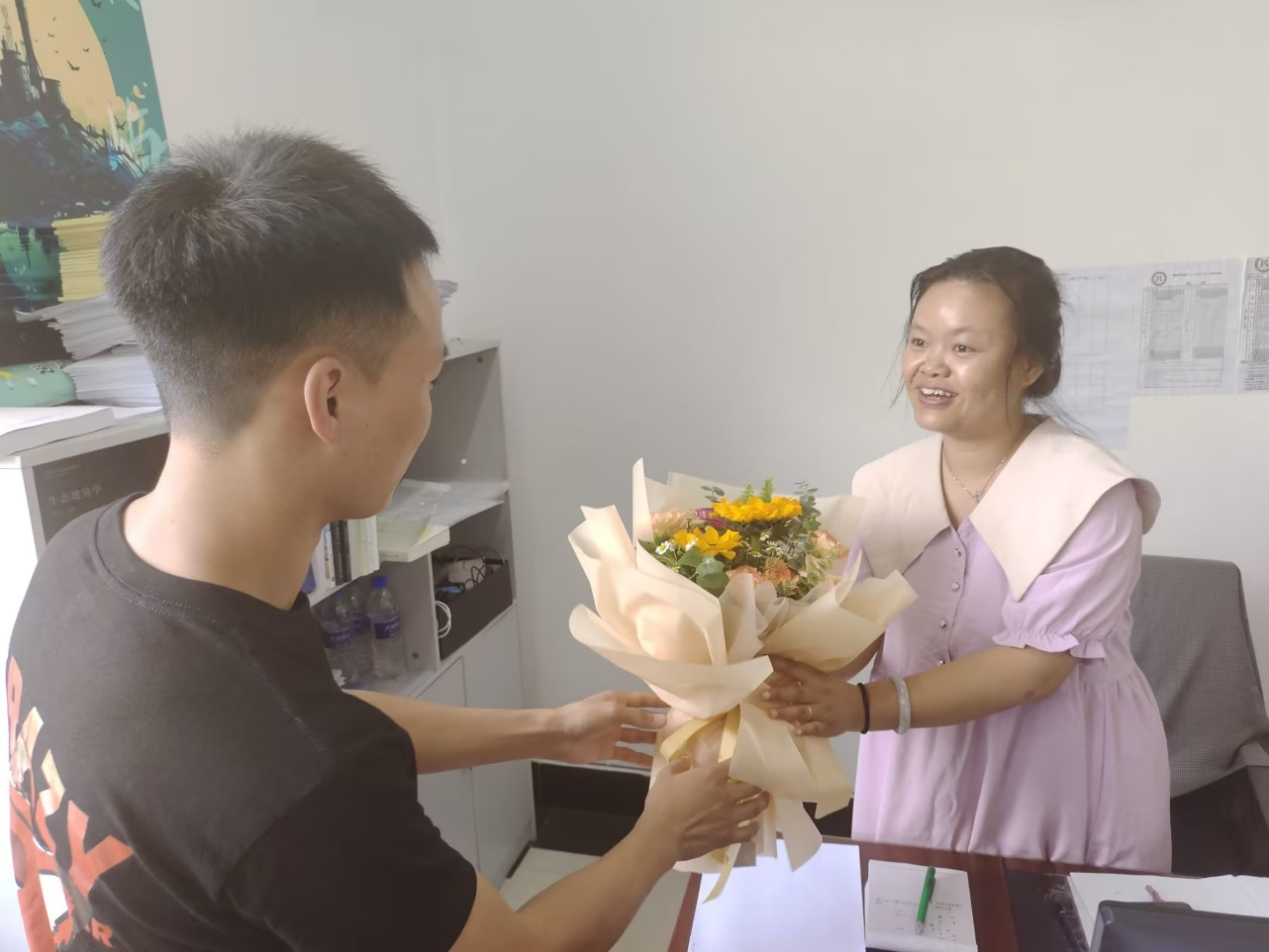 学生代表为徐翠老师献花