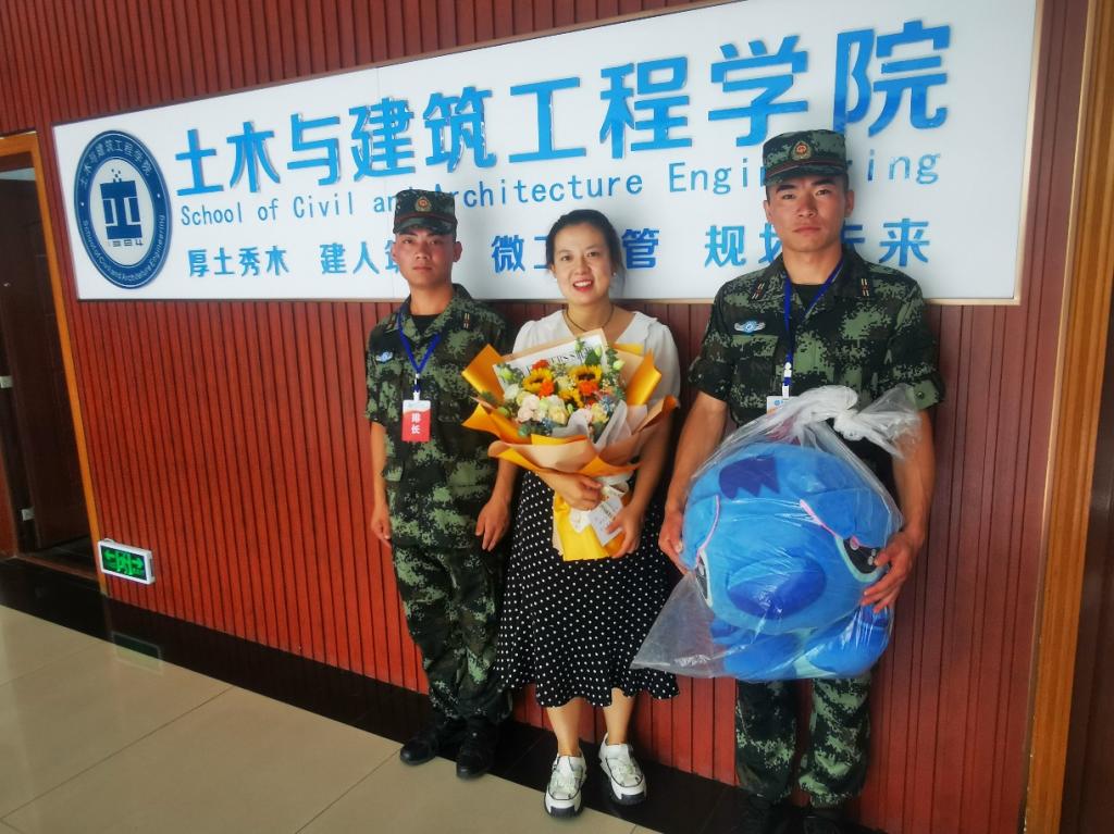 退伍学生代表为辅导员杨璐老师送鲜花和礼物